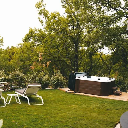 Le Jas De Joucas Hotel-Restaurant Exterior photo